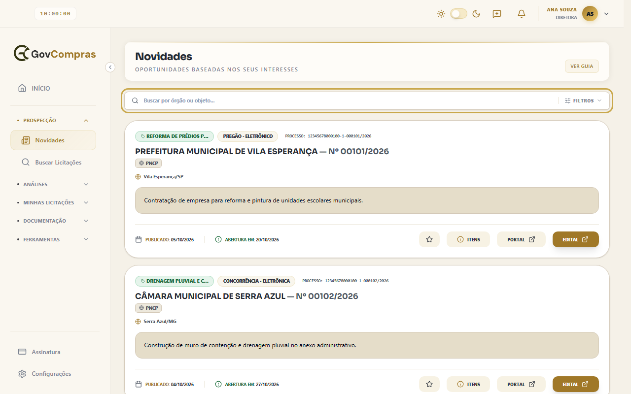 Aba Novidades com a barra Buscar por órgão ou objeto destacada e os primeiros cards da lista. Cada card mostra a etiqueta do interesse, a modalidade, o órgão, o objeto, as datas e os botões ITENS, PORTAL e EDITAL.
